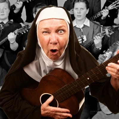 Gitarrspelande nunna blinkar med ena ögat.