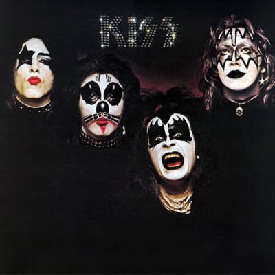 Kiss sminkade ansikten på debutskivan.