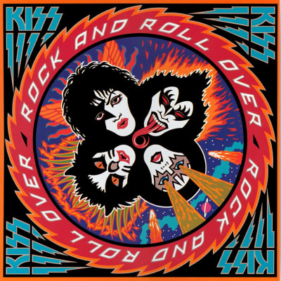 Kiss skivomslag med tecknat cirkelsågsbett med ritade Kiss-ansikten och logon.
