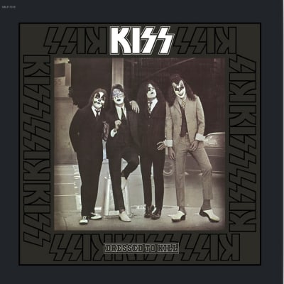 Kiss på gata i New York i illasittande kostymer och smink.