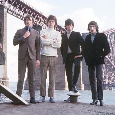 Rolling Stones 1967 med bro i bakgrunden och musiktestets logo