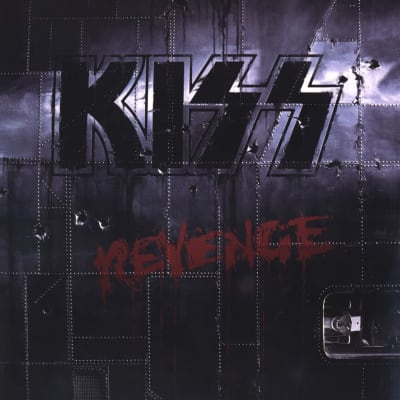 Smutsig plåtvägg med Kiss logo och texten Revenge sprayad.