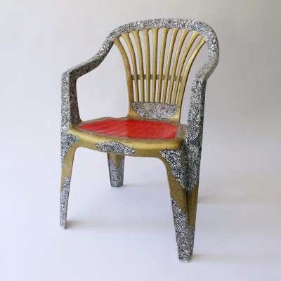 Kasper Strömman: Golden chair, 2005. Dekorerad vit plaststol i ”nyrokoko”. Blir en stol automatiskt äcklig bara för att den är tillverkad i ett visst material, eller inverkar också andra 
