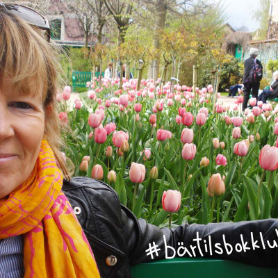 Författaren Anna Gullichsen i Monets trädgård.