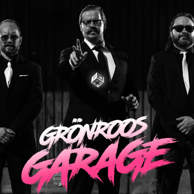 Tre män i kostym samt Grönroos garage logo
