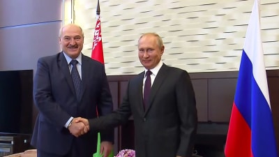 Belarus president Aleksandr Lukasjenko (t.v.) och Rysslands president Vladimir Putin träffades i Sotji, Ryssland måndagen 14.9.2020.