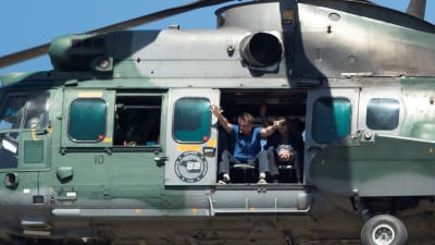 Brasiliens president Jair Bolsonaro uppträder inför jublande anhängare i Brasilia 31.5.2020.  