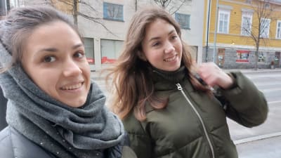 Två unga kvinnor, flyktingar från Ukraina, pratande på gatan i centrala Borgå.