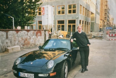 Ville Hautangas nojaa Porscheen Berliinissä.