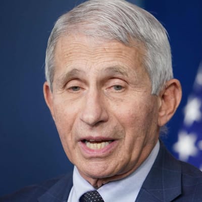 Tartuntatautiasiantuntija Anthony Fauci pitää koronakatsausta Valkoisessa talossa.