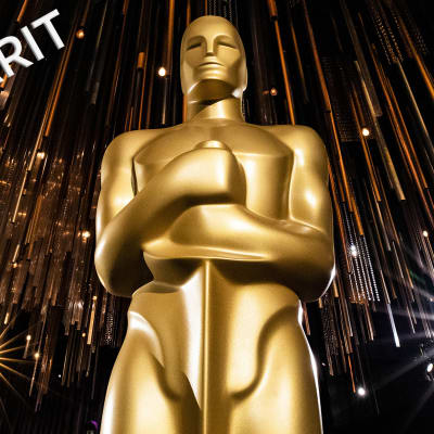 Oscar-patsas valonsäteitten ympäröimänä Oscar-gaalassa Hollywoodissa