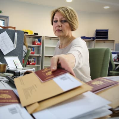 Irina Stoljarova käsittelee viisumeita Petroskoissa