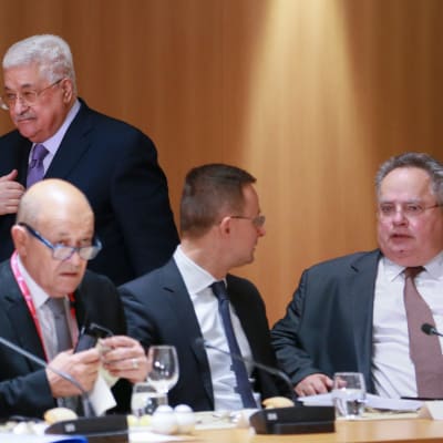 Timo Soini (vas.) osallistui ulkoministerikokoukseen, johon oli kutsuttu myös palestiinalaisten presidentti Mahmud Abbas.