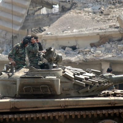 Syyrian armeijan panssarivaunu Isis-terrorijärjestöltä vallatussa al-Jouran kaupunginosassa Damaskoksessa.