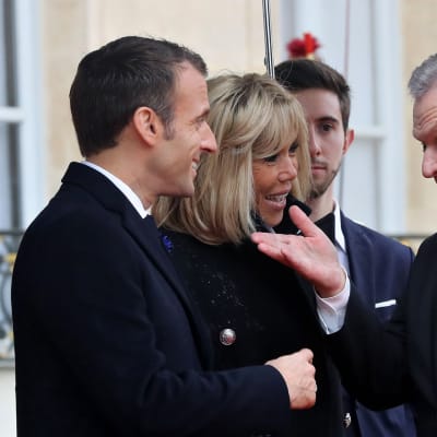 Emmanuel Macron ja Sauli Niinistö tervehtivät toisiaan Elysee-palatsin edessä Pariisissa isänpäivänä 11. marraskuuta.