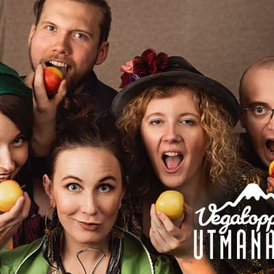 La Riippa Group äter frukt.