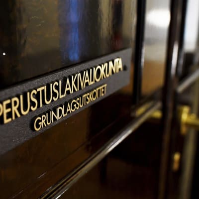 Perustuslakivaliokunnan ovi eduskunnassa Helsingissä.