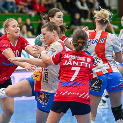 HIFK-spelarna täpper till vid linjen.
