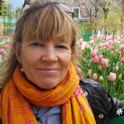 Författaren Anna Gullichsen i Monets trädgård.
