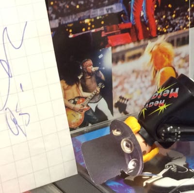 Playmobil-leksaksgubbe som avslocknad Slash med riktiga Slash autograf