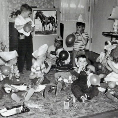 Svartvitt bild på barnkalas från femtiotalet