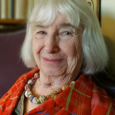 Christina Andersson i sitt vardagsrum på Observatorieberget i Helsingfors. Maj 2017.