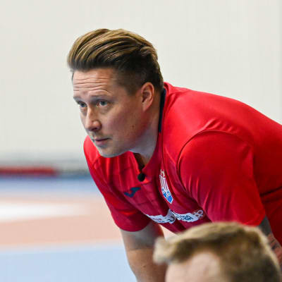 Andreas Rönnberg står framåtlutad.