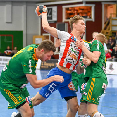 BK:s Miska Henriksson stoppas av två Sjundeåspelare.