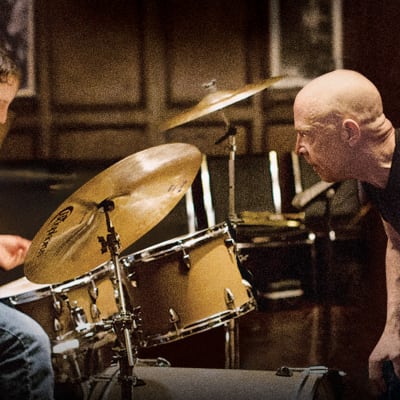 Miles Teller soittaa rumpuja ja J. K. Simmons seuraa elokuvassa Whiplash