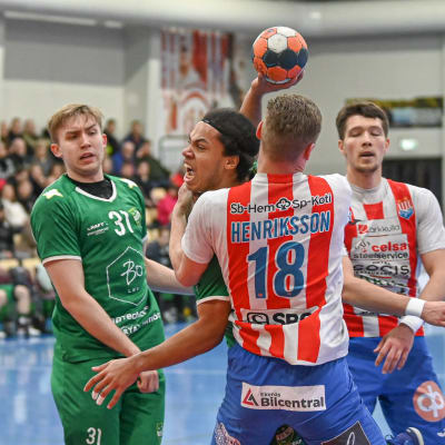 En spelare stoppas av en annan spelare.