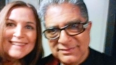 En suddig selfie med Deepak Chopra och Anne Hietanen 2015
