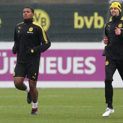 Manuel Akanji Borussia Dortmundin harjoituskentällä.