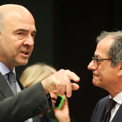 EU:n talouskomissaari Pierre Moscovici ja Italian valtiovarainministeri Giovanni Tria euroryhmän kokouksessa maanantaina.