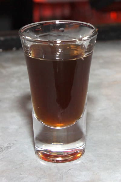 Ett shotglas fyllt med Fishermans Friends-smakande alkohol.
