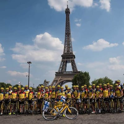 Cykelteam framför Eiffeltornet i Paris.