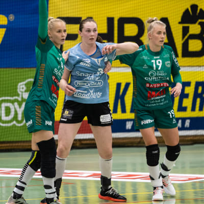 Ellen Voutilainen och Daniela de Jong för Skuru försvarar.