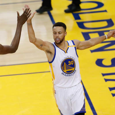 Golden State Warriorsin Kevin Durant ja Stephen Curry lyövät kättä.
