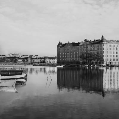 Tuntematon kuvaaja ikuisti Pitkänsillanrannan näkymän vuonna 1920. Miljoonaomaisuuden saanut taloyhtiö sijaitsee katujen kulmassa.