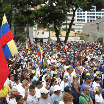 Venezuelalaiset osoittavat mieltään Nicolas Maduron hallitusta vastaan Alfredo Sadel -aukiolla Caracasissa.