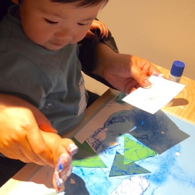 Barn målar med händerna.