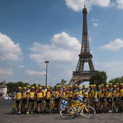 Cykelteam framför Eiffeltornet i Paris.