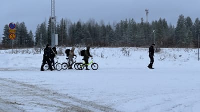 Tre personer som leder var sin cykel och två gränsbevakare vid östgränsen i Kuhmo 20.11.2023