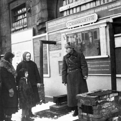 Människor i Leningrad under belägringen.