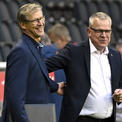 Markku Kanerva hälsar på Janne Andersson.