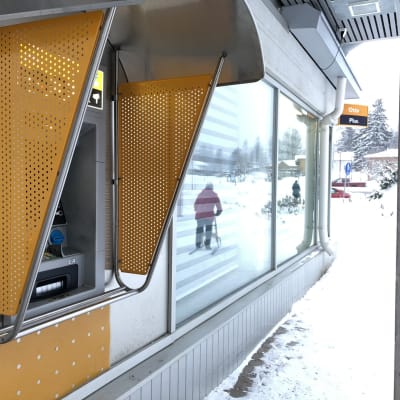 Pankkiautomaatti Ilomantsin kunnan keskustassa Pohjois-Karjalassa.