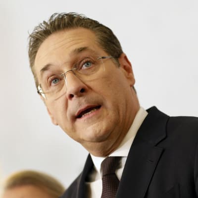 Hallituseron taustalla on FPÖ:tä edustavaan varaliittokansleri Heinz-Christian Stracheen (kuvassa) liittyvä skandaali.