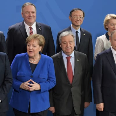 Maailman johtajat poseerasivat Berliinin Libya-kokouksessa. Etualalla Ranskan presidentti Emmanuel Macron, Saksan liittokansleri Angela Merkel, YK:n pääsihteeri António Guterres sekä Venäjän presidentti Vladimir Putin.