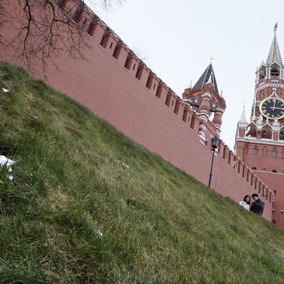 Turisteja Moskovan Kremlin edustalla 26. tammikuuta 2020.