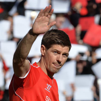 Steven Gerrard vinkar åt hemmafansen på Anfield.