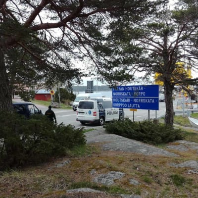 Polisen på plats vid Kittuis färjfäste.